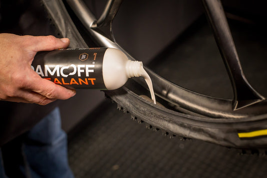Líquido Tubeless con o sin amoníaco: ¿Por qué tu elección define la vida de tu llanta?